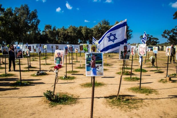 „E ca și cum timpul s-ar fi oprit”. Rudele israelienilor răpiți sau uciși la festivalul Nova au revenit la locul masacrului la trei luni de la atacul Hamas