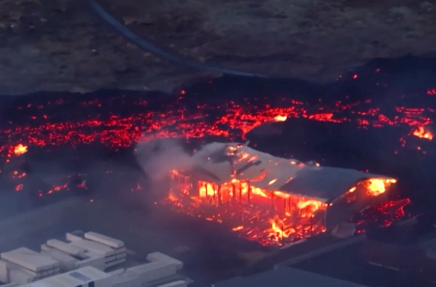 Imagini aeriene arată amploarea dezastrului de la Grindavik, unde casele ard cuprinse de lavă | VIDEO
