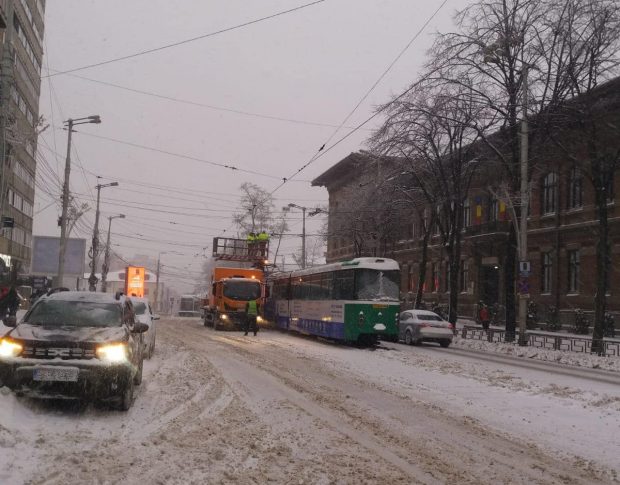 Toate școlile din Iaşi sunt închise azi din cauza viscolului