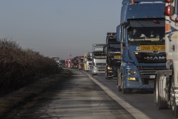 A treia zi de proteste ale transportatorilor: zeci de camioane, la intrările în București. O delegație a manifestanților, primită la Guvern – LIVE UPDATE
