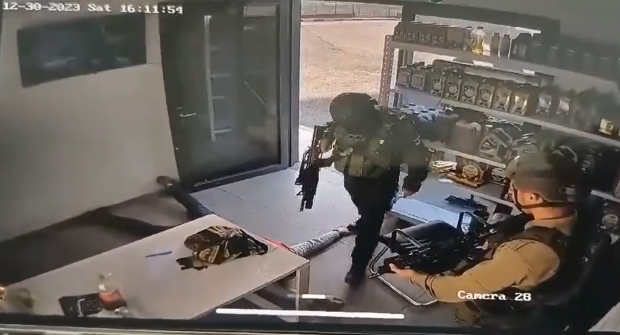 Soldații israelieni, surprinși de camere când lovesc și calcă în picioare un muncitor palestinian de la o benzinărie din Cisiordania ocupată | VIDEO