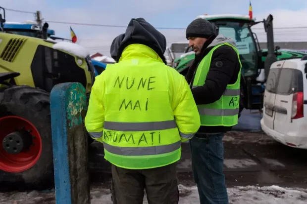 Protestele transportatorilor și fermierilor, ziua 14. Deși goală, Piața Constituției rămâne blocată. Manifestația continuă la Afumați