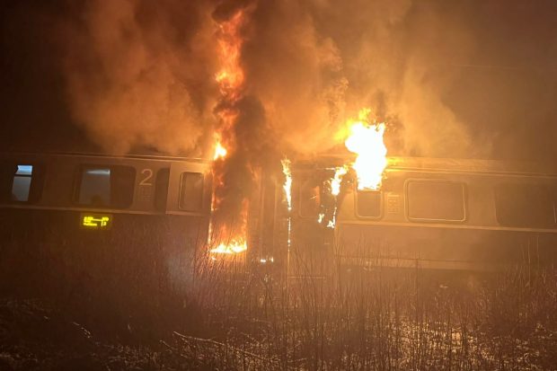 Un tren de pasageri a luat foc în mers, în Bistrița-Năsăud. Călătorii au fost evacuați, iar circulația feroviară, oprită | VIDEO