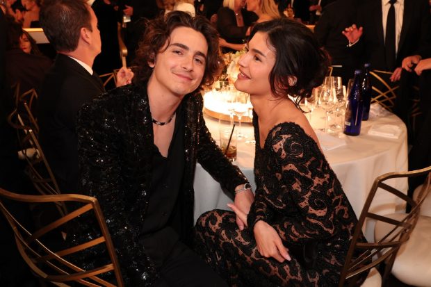 Timothée Chalamet și Kylie Jenner, gesturi tandre la Globurile de Aur. S-au sărutat fără să le pese că sunt fotografiați