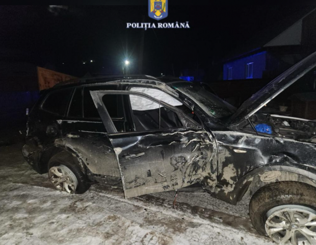 Doi tineri au intrat cu mașina în două garduri și s-au răsturnat, apoi au repus-o pe roți și au ascuns-o într-o curte, în Neamț