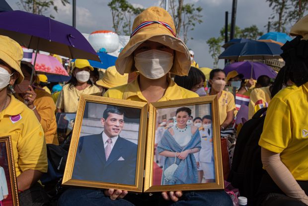 Un thailandez riscă o pedeapsă record, de 50 de ani de închisoare, pentru postări pe rețele de socializare percepute ca insultă la adresa regelui