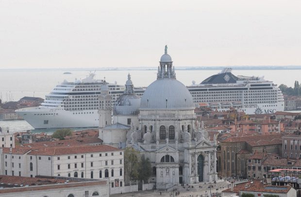 Veneția introduce o nouă taxă, de 5 euro, pentru descurajarea turiștilor de o zi. Primarul spune că obiectivul este „calitatea vieţii în oraş”