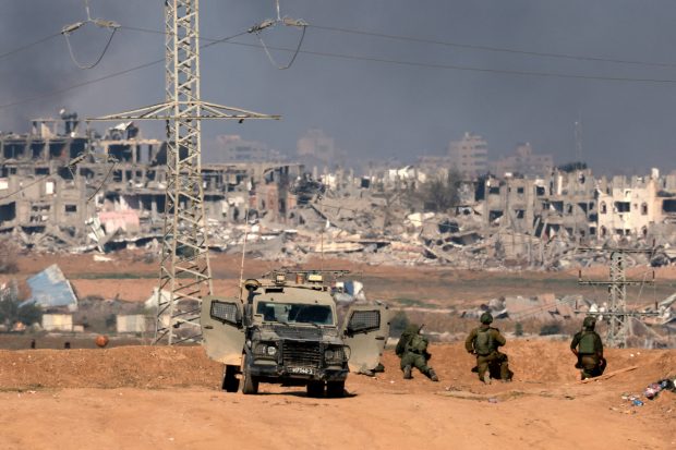 Armata israeliană își extinde ofensiva terestră în centrul Fâșiei Gaza. Războiul urmează să intre în etapa a treia