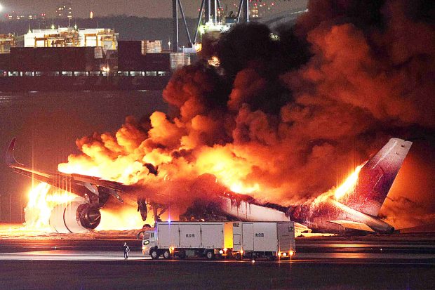 Un avion al Japan Airlines a luat foc pe Aeroportul Haneda din Tokyo, în urma ciocnirii cu un avion al Gărzii de Coastă. 379 de oameni salvaţi, 5 morți