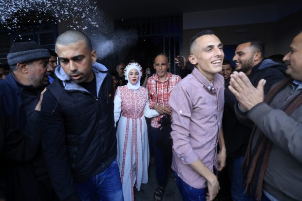 Nuntă printre bombardamente. Un cuplu din Gaza s-a căsătorit într-un oraș de corturi, în apropierea gardului de frontieră | VIDEO