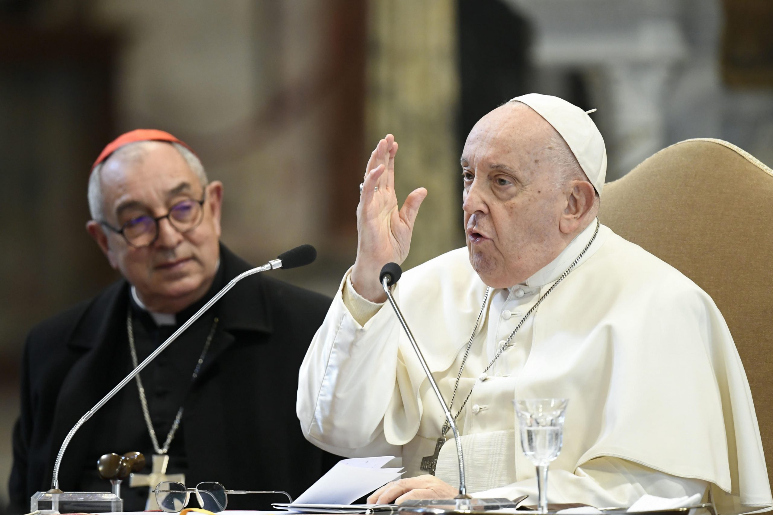 Papa Francisc apără decizia istorică de autorizare a binecuvântărilor pentru cuplurile de același sex, spunând că este prost înțeleasă