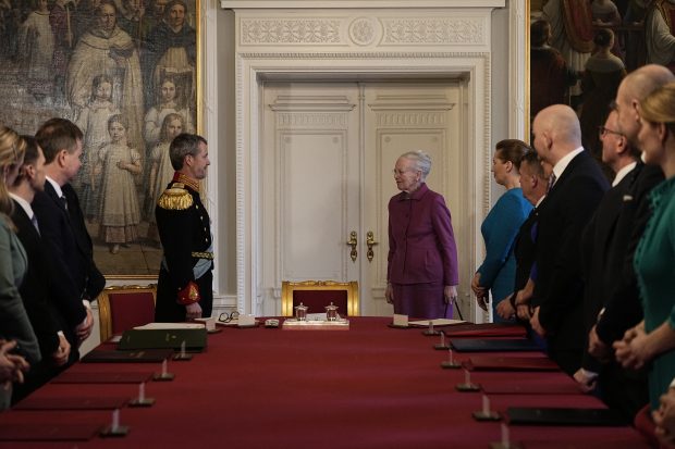 Eveniment istoric în Danemarca: regina Margrethe a II-a a abdicat azi în favoarea fiului său, mii de oameni pe străzi pentru a fi martori