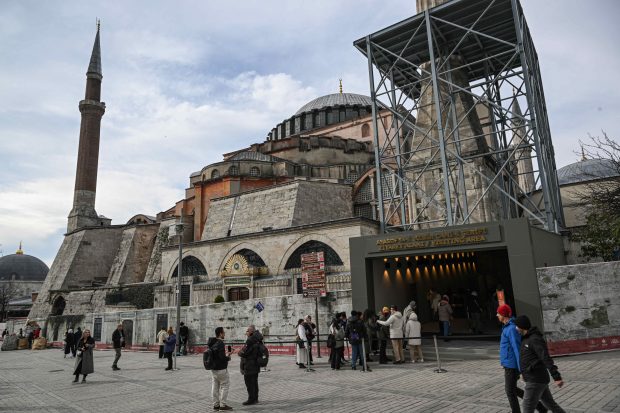 Vizitatorii și credincioșii străini, nevoiți să plătească o taxă de 25 de euro pentru a intra în bazilica Sfânta Sofia, transformată în moschee de Erdogan