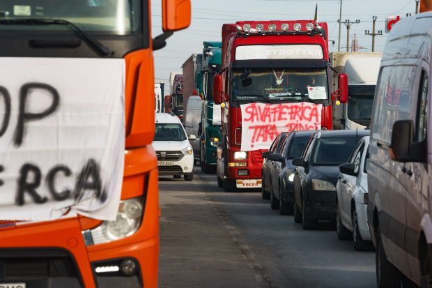 Trafic îngreunat, în continuare, la Vama Siret şi în Afumaţi de protestele transportatorilor şi fermierilor