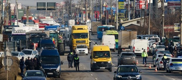 Protestele transportatorilor şi fermierilor, ziua 8. Criză la frontiere, discuții la Guvern între premier și Confederațiile din Transporturi