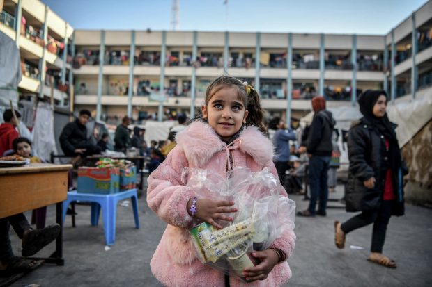 Ostaticii israelieni vor primi medicamente, iar civilii din Gaza, noi ajutoare umanitare, în urma unui acord mediat de Franța și Qatar. Enclava, bombardată masiv