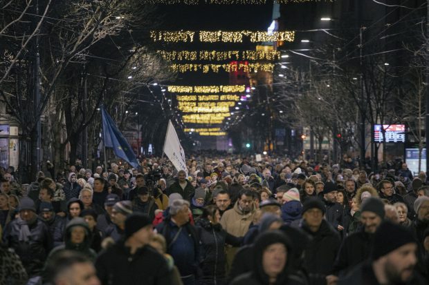 Mii de sârbi, din nou în stradă pentru a cere anularea alegerilor. „Întreaga planetă știe, l-am prins pe Vucic în flagrant” – VIDEO