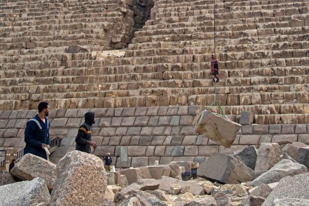 Egiptenii, indignați după apariția unui videoclip care arată lucrări de renovare a piramidei Menkaure. „Mai lispea să pună faianță”