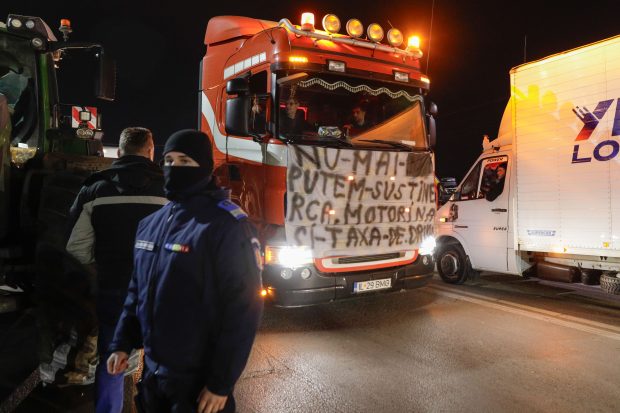 Protestele transportatorilor şi fermierilor, ziua 8. Infotrafic: Traficul rutier este restricţionat în două judeţe