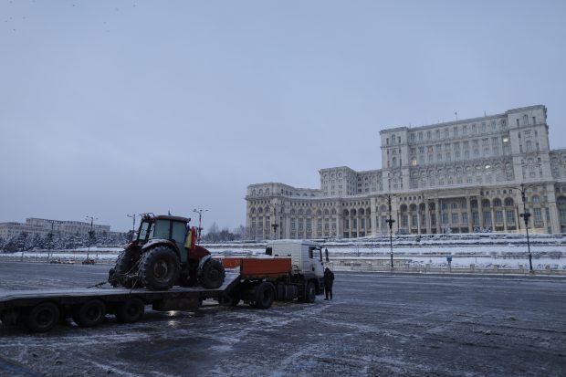 Protestul fermierilor și transportatorilor din București. Un singur camion cu un tractor pe platformă se află în Piața Constituției. Traseele stabilite și programul manifestației