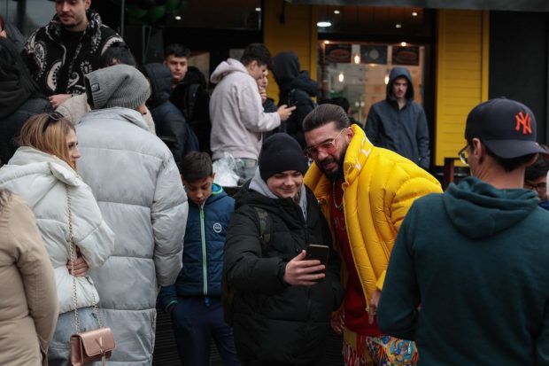 Noi cozi la un fast-food din București, unde Dorian Popa a anunțat că dă șaorma gratis