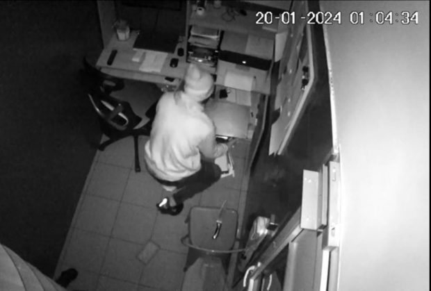 Spargere într-un restaurant din Plaza România. Un bărbat a furat un seif cu aproape 20.000 de lei. A fost prins înainte să fugă din țară. VIDEO