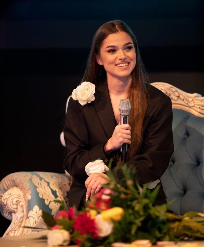Ce a răspuns Theo Rose când Anamaria Prodan a întrebat-o câți bani cere pentru a cânta la o nuntă: „Suma a crescut considerabil” 4 theo rose bani nunta 4