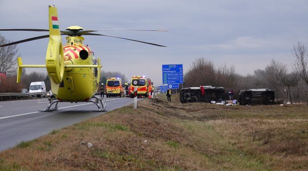 Microbuz românesc răsturnat pe marginea autostrăzii în Ungaria. Cinci răniți, între care două femei a căror viață e în pericol