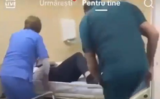 Ce a decis conducerea spitalului din Bârlad în cazul celor doi angajați filmați în timp ce bruschează un pacient