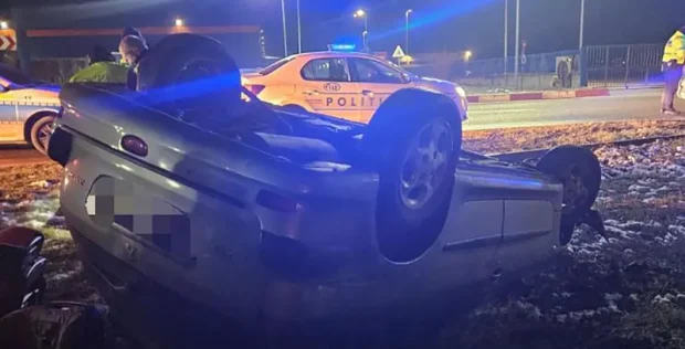 O șoferiță s-a răsturnat cu mașina într-o interesecție din Arad, în timp ce fugea de poliție. Femeia, testată pozitiv la alcool și droguri