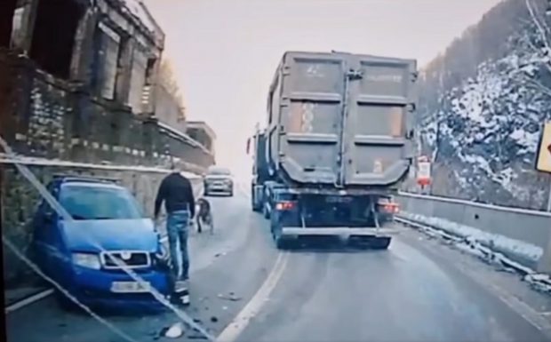Un accident filmat în Defileul Jiului a încins spiritele pe rețelele de socializare: „Turismul tot în el intra, nu mai dați vina pe camionagii!”