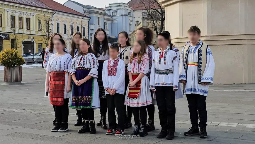 Primarul din Dej spune că „a fost decizia elevilor” să stea la -6 grade în cămăși populare cu mânecă scurtă. „Nu am cerut o ținută anume”