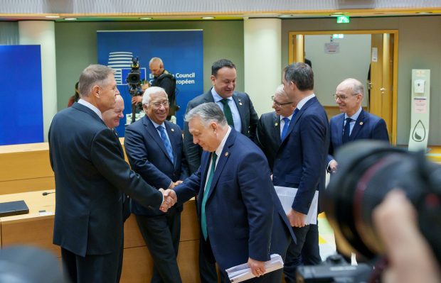 „Ești pe cont propriu de data asta”. Izolarea, metoda prin care liderii UE l-au făcut pe Viktor Orban să cedeze și să accepte ajutorul pentru Ucraina