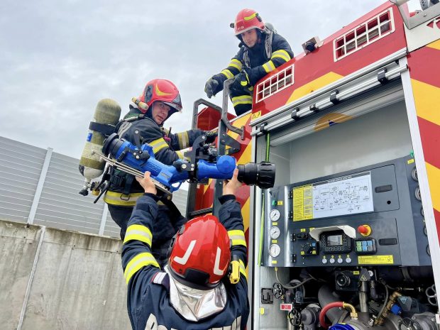 Trei persoane din Sibiu au fost transportate la spital după ce au încercat să stingă un incendiu de vegetație izbucnit în apropierea locuinței