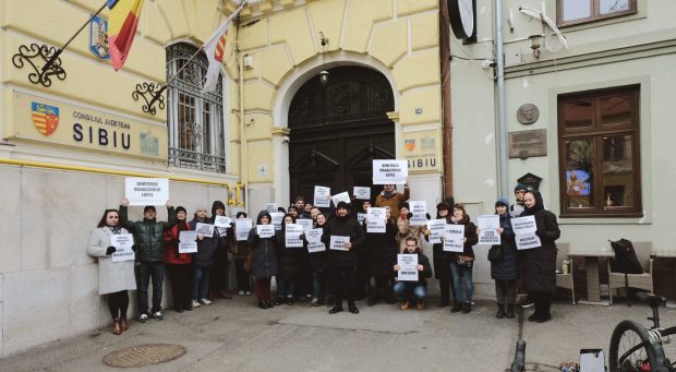 Proteste la Filarmonica de Stat din Sibiu: „Lucrătorii sunt exploataţi cu bună ştiinţă de către conducerea instituţiei”