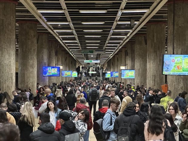Haos la metrou pe magistralele 1 și 3, după ce două trenuri s-au tamponat în stația Timpuri Noi. Reacția Metrorex