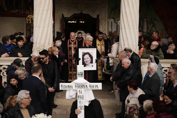 Mioara Roman, înmormântată astăzi la cimitirul Reînvierea din Capitală. Oana Roman abia și-a putut stăpâni lacrimile