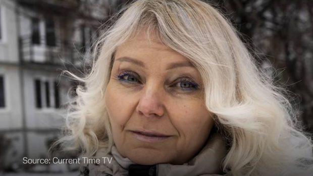 „Visez să readuc zâmbetul copiilor în orașul meu”. Olena Kurilo, educatoarea devenită imaginea suferinței din Ucraina după ce a fost rănită în bombardamente, s-a întors acasă
