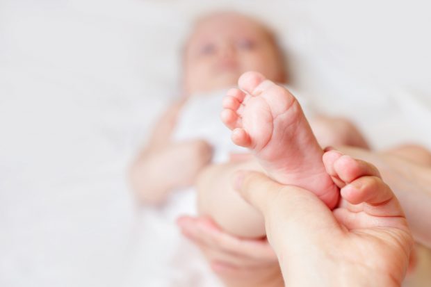 Doi nou-născuţi, încurcați la Maternitatea Ploiești: o mamă externată și-a dat seama că nu e bebelușul ei și s-a întors la spital