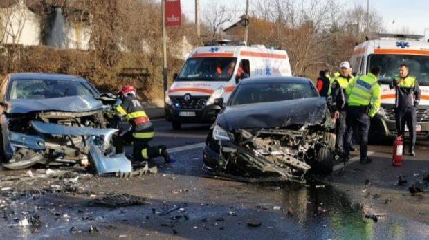 Accident cu trei victime la intrarea în Râmnicu Vâlcea. În zonă s-a circulat alternativ