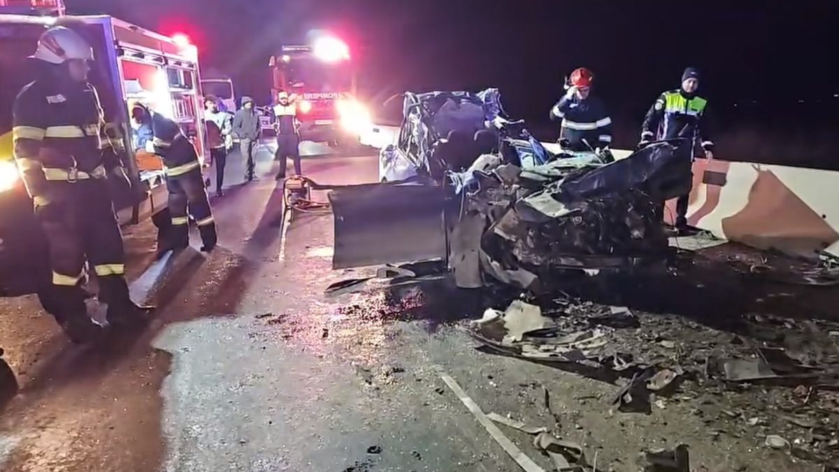 Imagini Cu Mașina în Care Doi Bărbați Au Murit, După Ce Au Intrat Cu 150 Km/h Sub Un TIR, La Mihail Kogălniceanu, în Constanța Imagini Cu Mașina în Care Doi Bărbați Au Murit, După Ce Au Intrat Cu 150 Km/h Sub Un TIR, La Mihail Kogălniceanu, în Constanța
