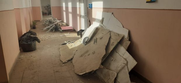 „S-a produs curent și s-a desprins tavanul din rigips”. Explicația primarului în cazul tavanului prăbușit peste copii în clasă. Clădirea datează din 1936
