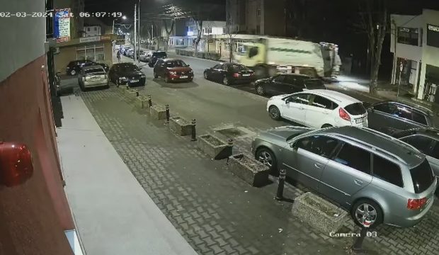 O mașină de gunoi face praf cinci autoturisme parcate, pe o stradă din Alba Iulia | VIDEO