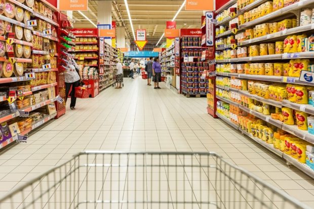 Lege pentru alimentele aproape de expirare. Magazinele, obligate să reducă prețul sau să le doneze