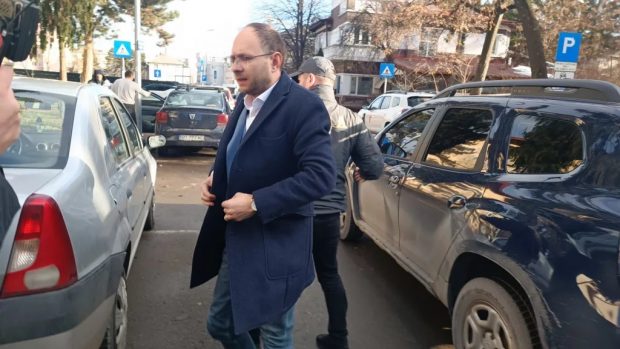 Primarul din Botoşani, Cosmin Andrei, acuzat de DNA că a dat subiectele de examen unei candidate la un post scos la concurs. Denunțătorul este soțul angajatei