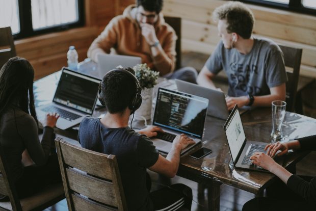 Sondaj eJobs: 81% dintre angajatori au în plan extinderea echipei, în 2024. Specialiștii și candidații entry level vor fi cei mai căutați anul acesta. Aproape jumătate dintre angajatori au bugetat creșteri salariale