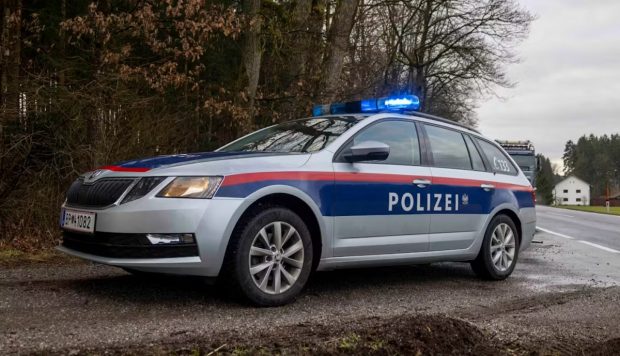 Român găsit la volan, cu mașina pe șinele de cale ferată, în Austria: „Am virat undeva greșit, în drum spre casă”