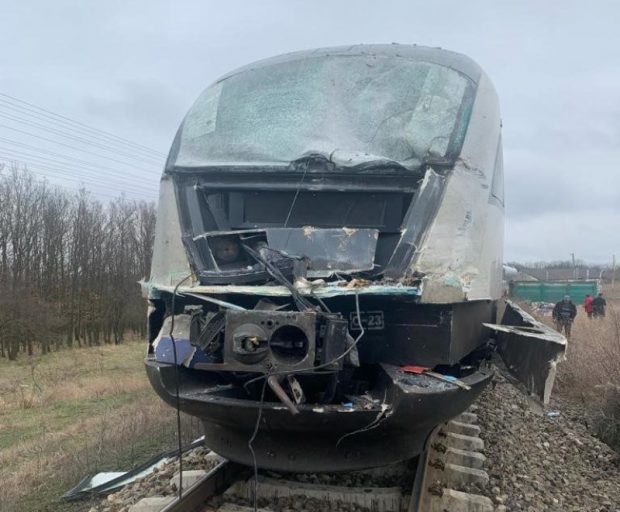 Tren retras din circulație după ce a fost lovit și avariat de un camion care transporta deșeuri, în Olt. Mecanicul de locomotivă a fost rănit