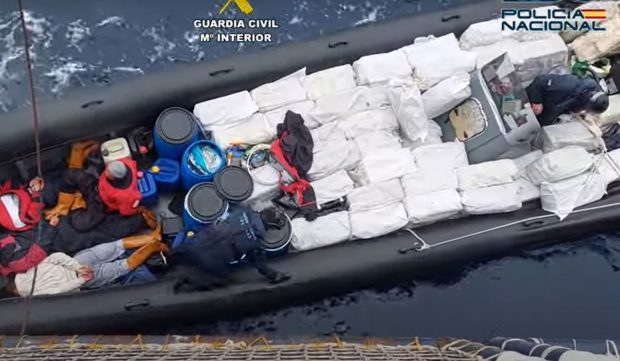 Român arestat, după ce a fost găsit la bordul unei nave cu peste 4 tone de cocaină, în largul Insulelor Canare | VIDEO