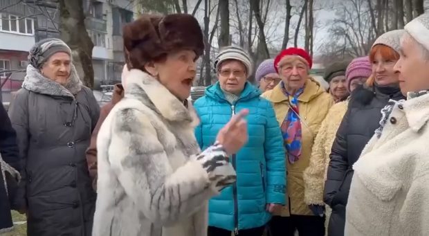 Video viral cu o bunică de 81 de ani din „Detașamentele lui Putin”, care strigă la camaradele ei: „Sunt aici pentru Putin!”